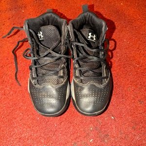 Under Armor Boys youth size 5.5